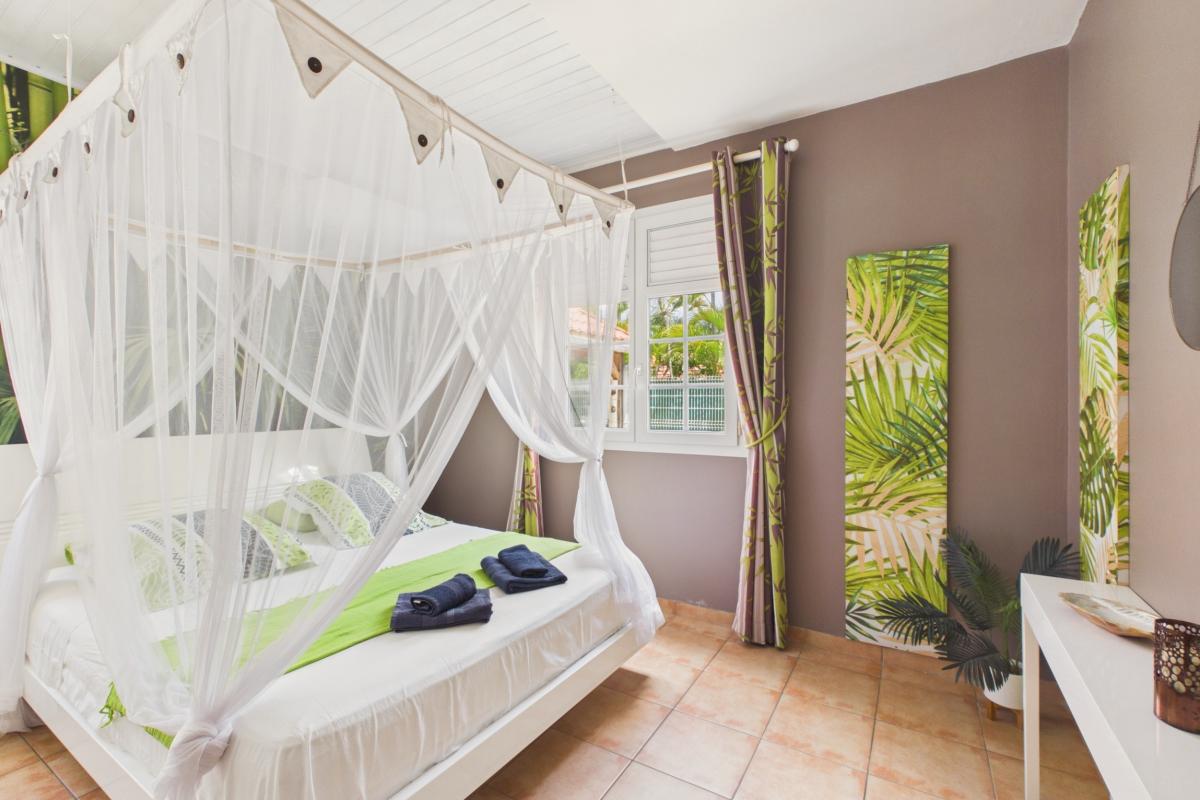 villa-sainte-anne-10-personnes-grande-piscine -chambre bas droite